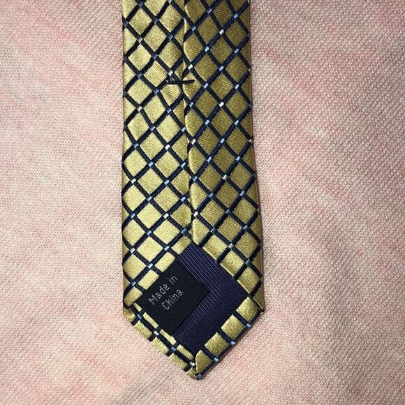IZOD Stunning Diamond 💯 Silk Gold Navy Blue Tie - Picture 2 of 6